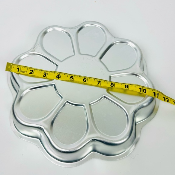 Wilton Flower Cake Pan - Picture 4 of 4